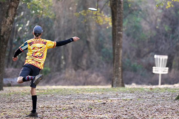 Guy absolutely nailing his disc golf approach